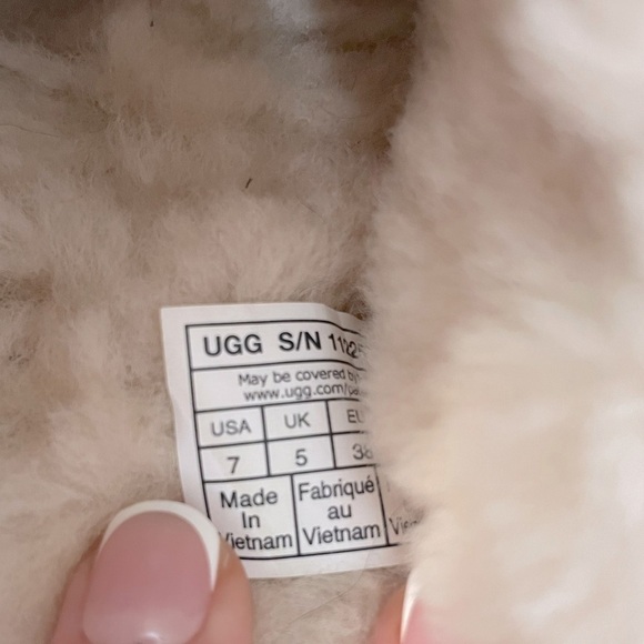 UGG Slippers - Picture 6 of 6